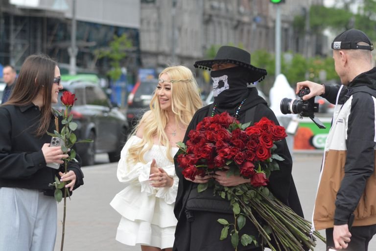 ROSES ON THE STREET